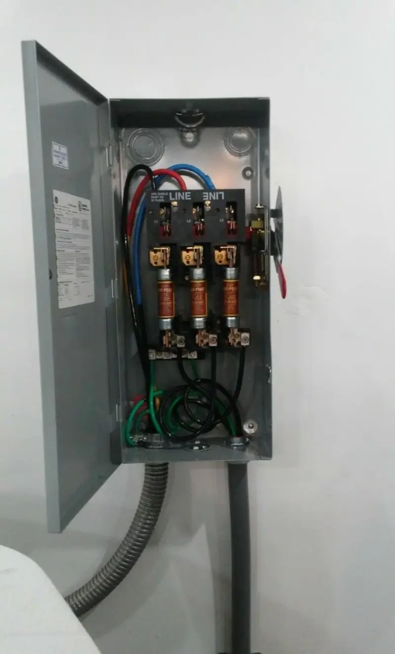 Three-phase disconnect switch installed for Smoke Detector Installation in Lamesa